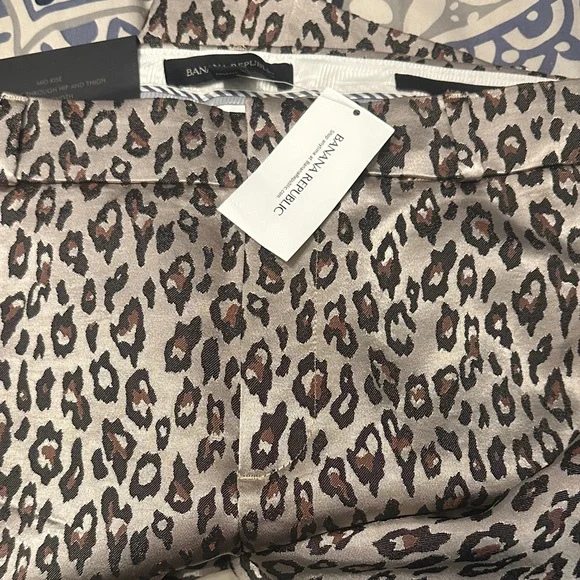 Banana Republic Leopard Print Cropped Pants - Picture 2 of 4